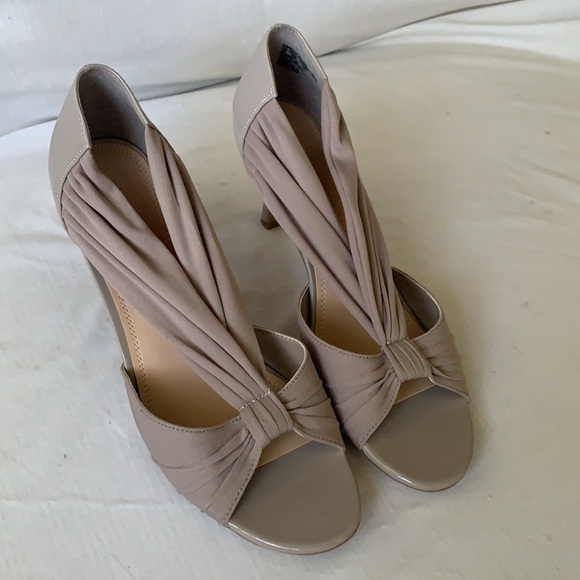 Apostrophe Taupe Peep Toe Pumps 8M - Picture 8 of 13